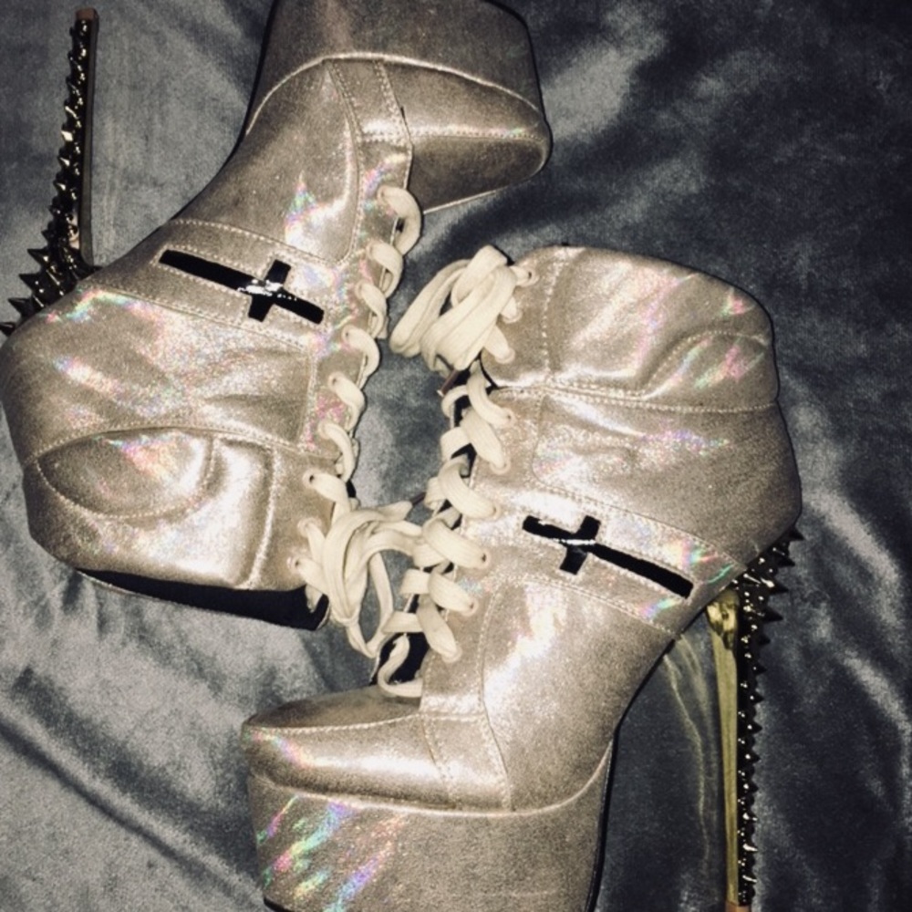 Sz. 8 Mona Mia Gold Metallic Spike Booties